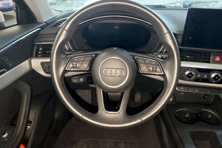 Used Audi A4L 2020 40 TFSI Fashionable and Elegant Model Steering Wheel