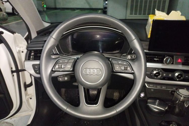 Used Audi A4L 2020 40 TFSI Fashionable and Elegant Model Steering Wheel