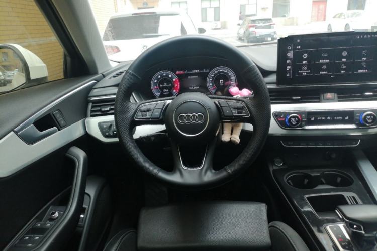 Used Audi A4L 2020 40 TFSI Luxury Dynamic Model Steering Wheel