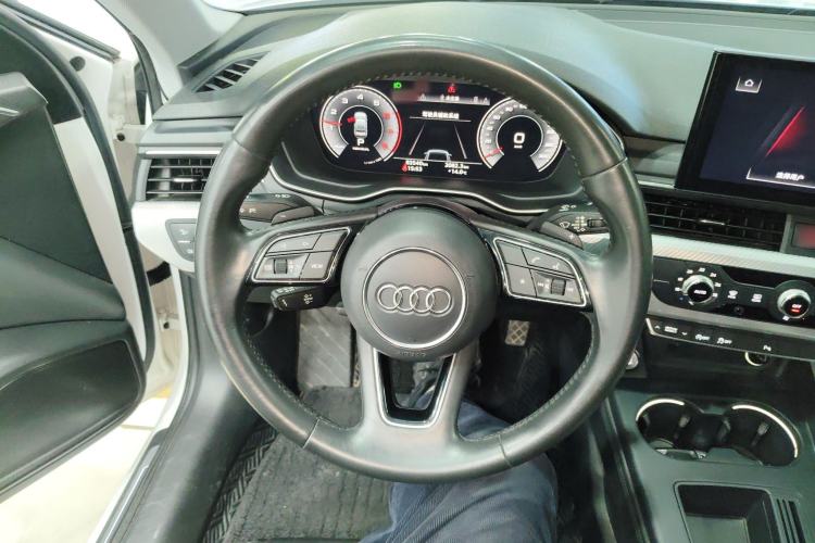 Used Audi A4L 2020 40 TFSI Fashionable and Elegant Model Steering Wheel