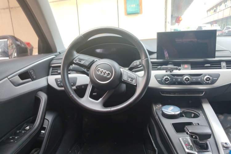 Used Audi A4L 2020 40 TFSI Fashionable and Elegant Model Steering Wheel