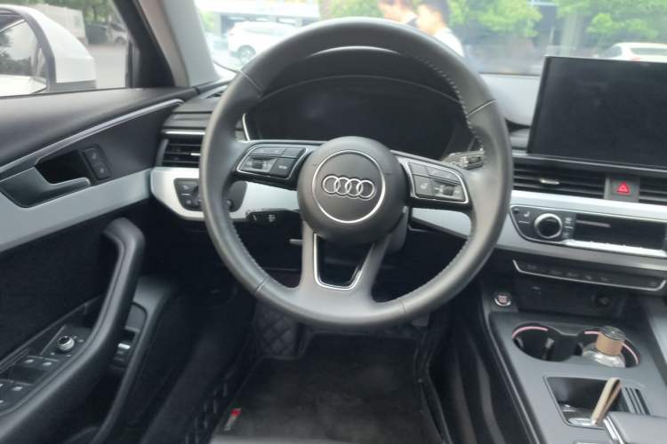 Used Audi A4L 2020 40 TFSI Luxury Dynamic Model Steering Wheel