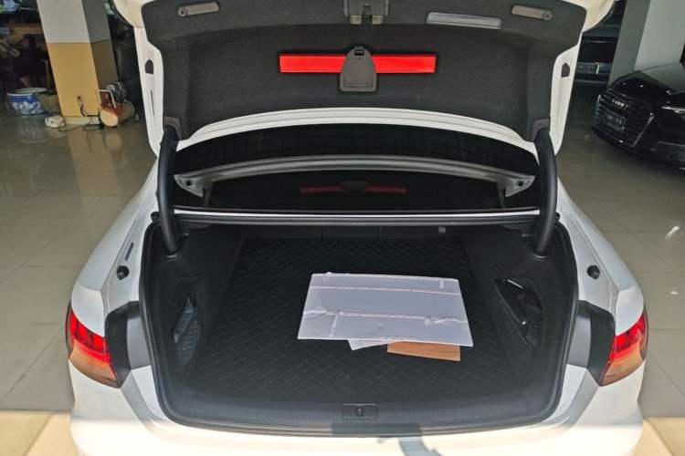 Used Audi A4L 2020 40 TFSI Fashionable and Elegant Model Trunk