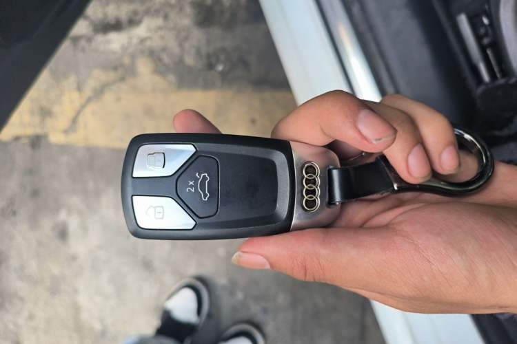Used Audi A4L 2020 40 TFSI Fashionable and Elegant Model Vehicle Key