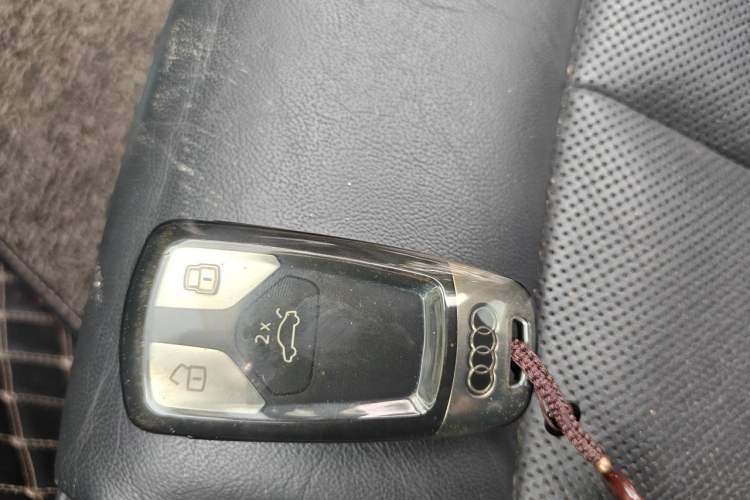 Used Audi A4L 2020 40 TFSI Fashionable and Elegant Model Vehicle Key