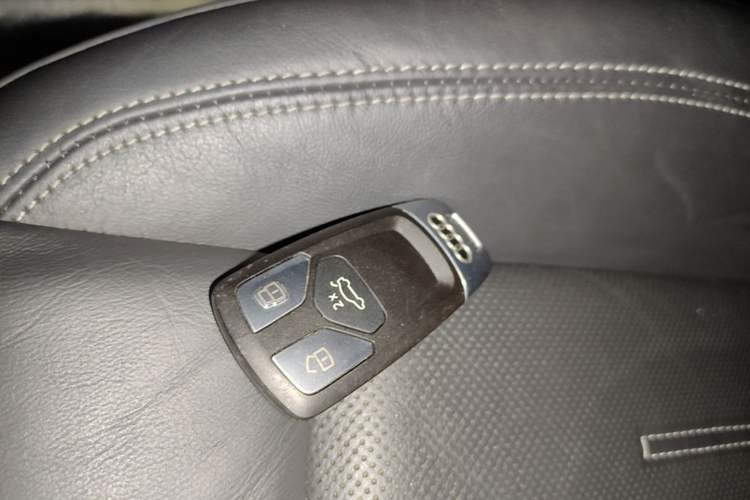 Used Audi A4L 2020 40 TFSI Fashionable and Elegant Model Vehicle Key