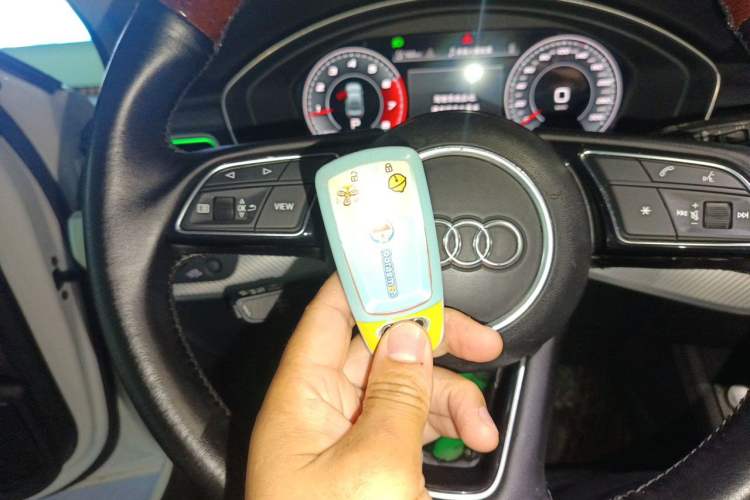 Used Audi A4L 2020 40 TFSI Fashionable and Elegant Model Vehicle Key