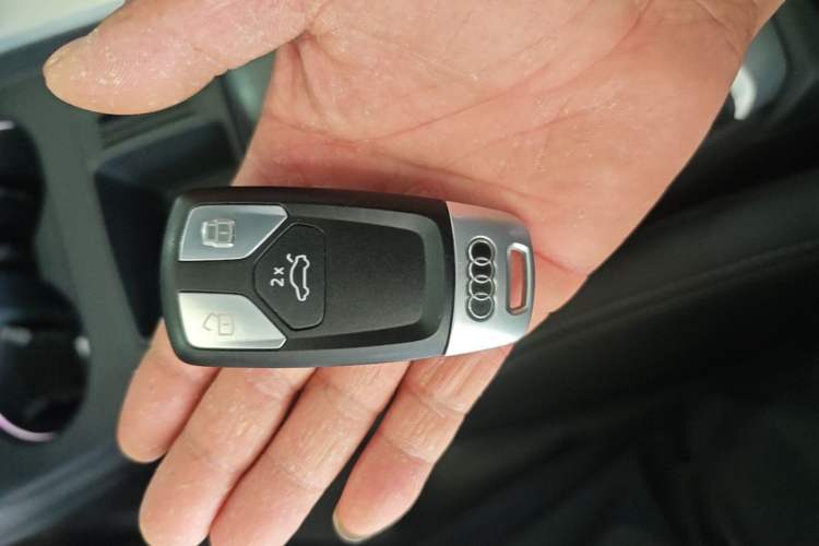 Used Audi A4L 2020 40 TFSI Fashionable and Elegant Model Vehicle Key