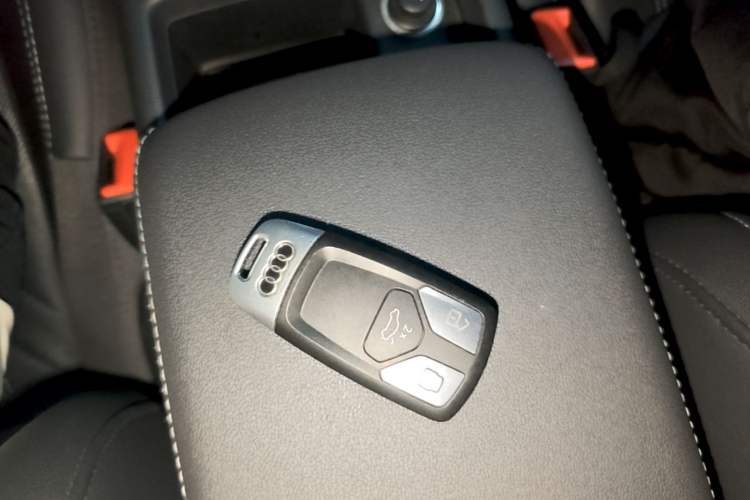 Used Audi A4L 2020 40 TFSI Fashionable and Elegant Model Vehicle Key