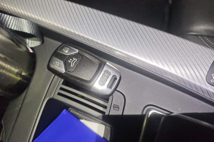 Used Audi A4L 2020 40 TFSI Fashionable and Elegant Model Vehicle Key