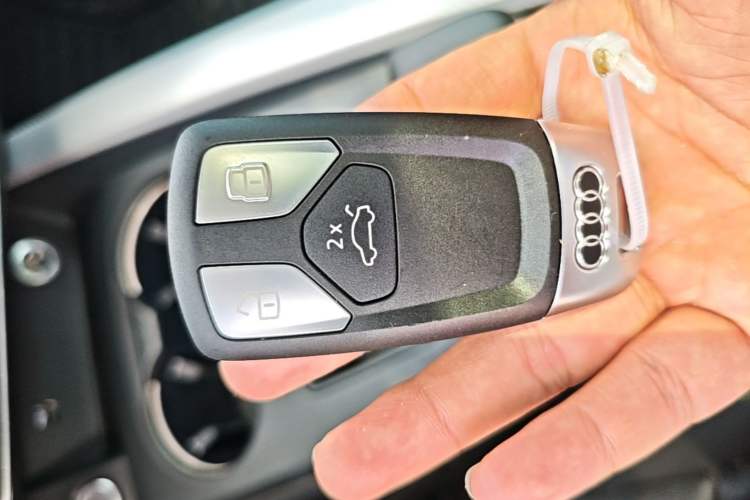 Used Audi A4L 2020 40 TFSI Fashionable and Elegant Model Vehicle Key