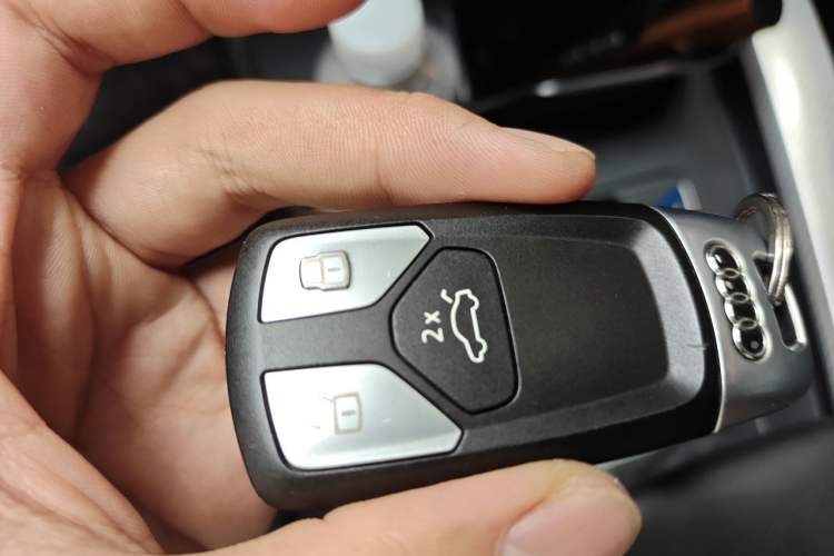 Used Audi A4L 2020 40 TFSI Fashionable and Elegant Model Vehicle Key