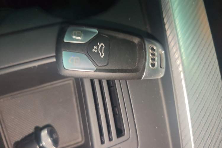 Used Audi A4L 2020 40 TFSI Fashionable and Elegant Model Vehicle Key