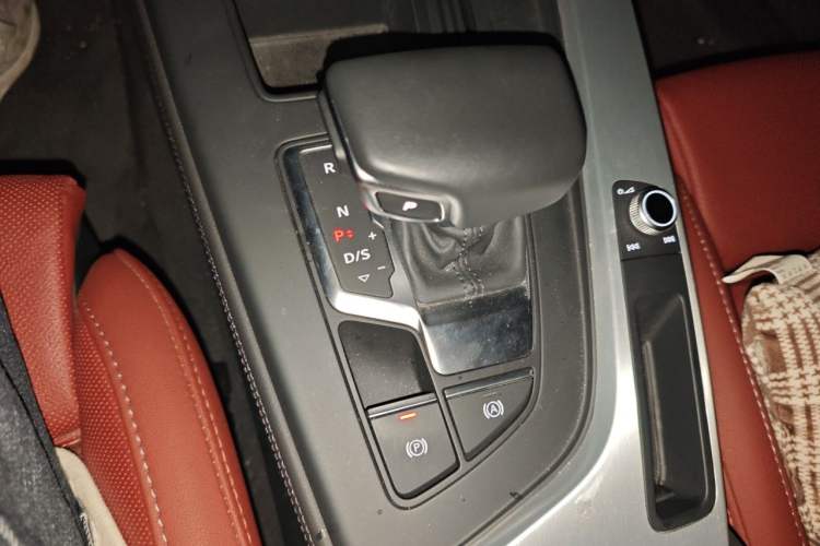 Used Audi A4L 2022 40 TFSI Luxury Dynamic Model Gear Lever