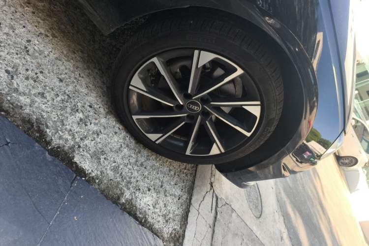 Used Audi A4L 2022 40 TFSI Stylish and Elegant Edition Right Front Wheel Hub