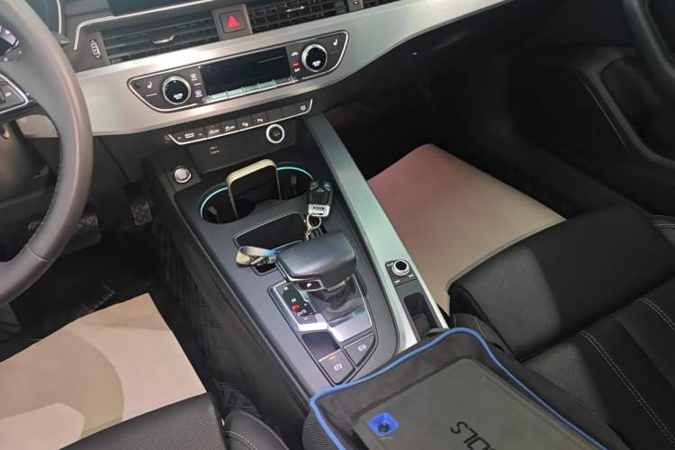 Used Audi A4L 2022 40 TFSI Luxury Dynamic Model Gear Lever
