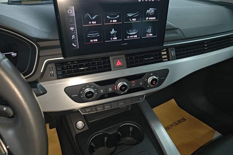Used Audi A4L 2022 40 TFSI Fashion Dynamic Model Audio And AC Panel