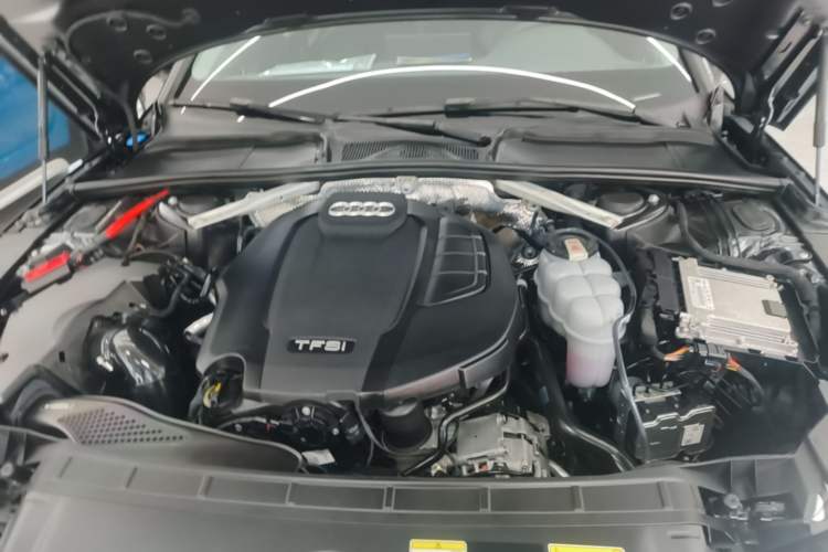 Used Audi A4L 2022 40 TFSI Luxury Dynamic Model Engine Bay