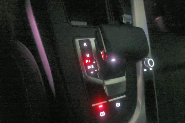 Used Audi A4L 2022 40 TFSI Luxury Dynamic Model Gear Lever