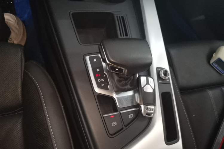 Used Audi A4L 2022 40 TFSI Luxury Dynamic Model Gear Lever