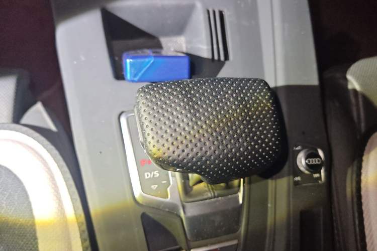 Used Audi A4L 2022 40 TFSI Fashion Dynamic Model Gear Lever