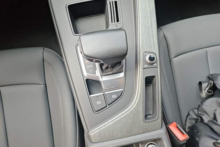 Used Audi A4L 2022 40 TFSI Stylish and Elegant Edition Gear Lever