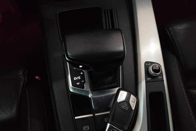 Used Audi A4L 2022 40 TFSI Luxury Dynamic Model Gear Lever