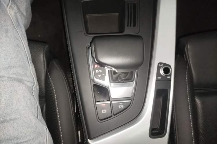 Used Audi A4L 2022 40 TFSI Luxury Dynamic Model Gear Lever