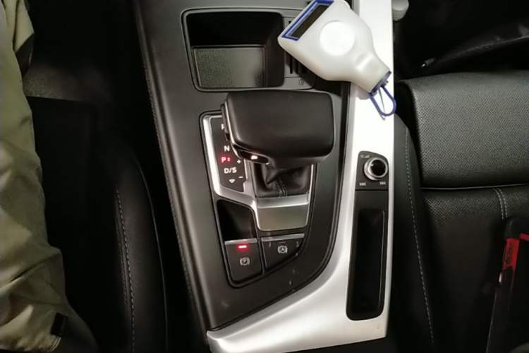 Used Audi A4L 2022 40 TFSI Luxury Dynamic Model Gear Lever
