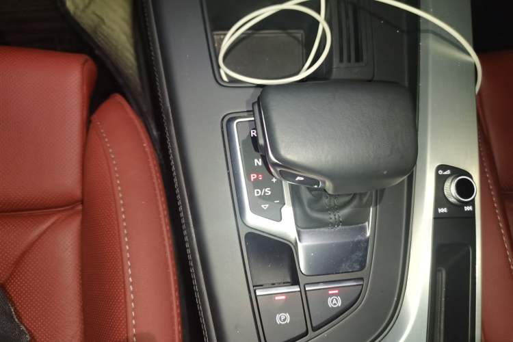 Used Audi A4L 2022 40 TFSI Luxury Dynamic Model Gear Lever