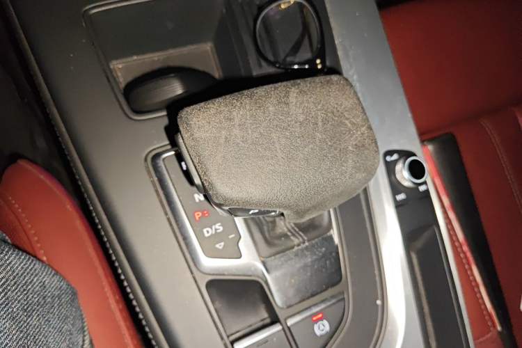 Used Audi A4L 2022 40 TFSI Luxury Dynamic Model Gear Lever