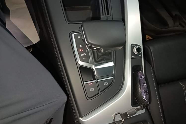 Used Audi A4L 2022 40 TFSI Luxury Dynamic Model Gear Lever
