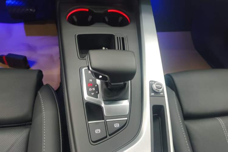 Used Audi A4L 2022 40 TFSI Luxury Dynamic Model Gear Lever