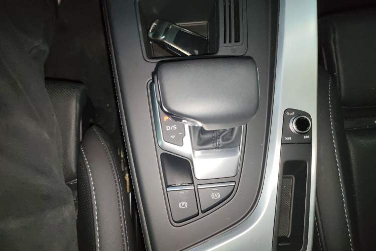 Used Audi A4L 2022 40 TFSI Luxury Dynamic Model Gear Lever