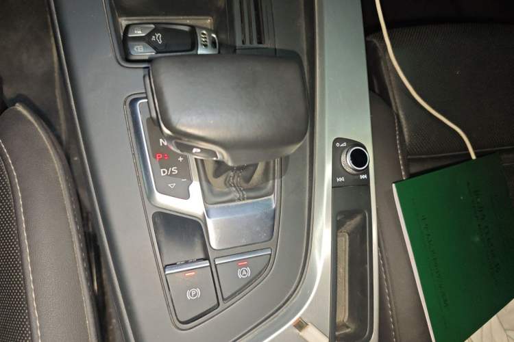 Used Audi A4L 2022 40 TFSI Luxury Dynamic Model Gear Lever