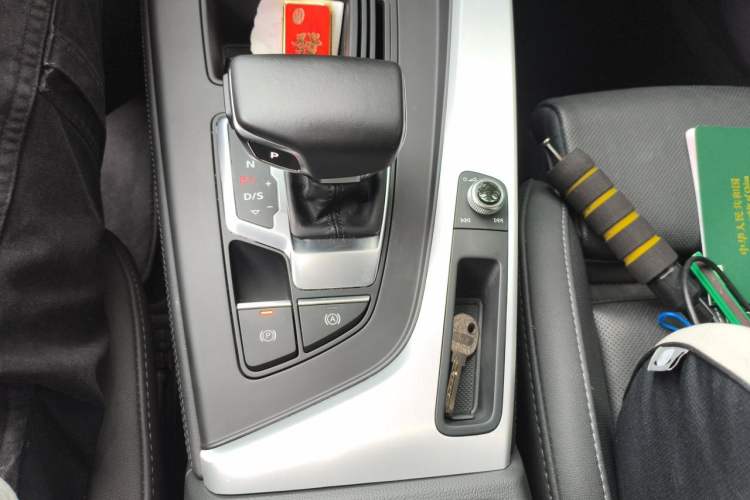 Used Audi A4L 2022 40 TFSI Luxury Dynamic Model Gear Lever