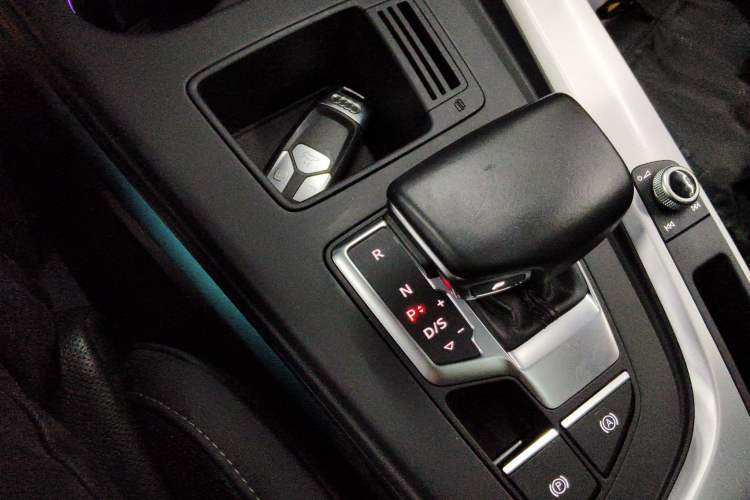 Used Audi A4L 2022 40 TFSI Luxury Dynamic Model Gear Lever