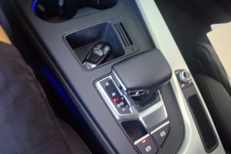 Used Audi A4L 2022 40 TFSI Luxury Dynamic Model Gear Lever