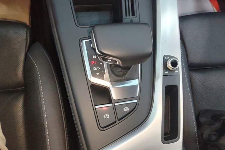 Used Audi A4L 2022 40 TFSI Luxury Dynamic Model Gear Lever