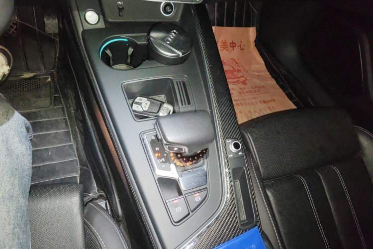 Used Audi A4L 2022 40 TFSI Luxury Dynamic Model Gear Lever