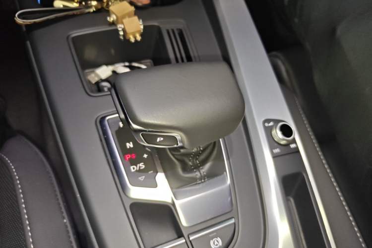 Used Audi A4L 2022 40 TFSI Luxury Dynamic Model Gear Lever