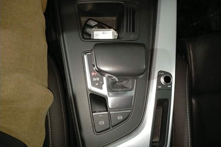 Used Audi A4L 2022 40 TFSI Luxury Dynamic Model Gear Lever
