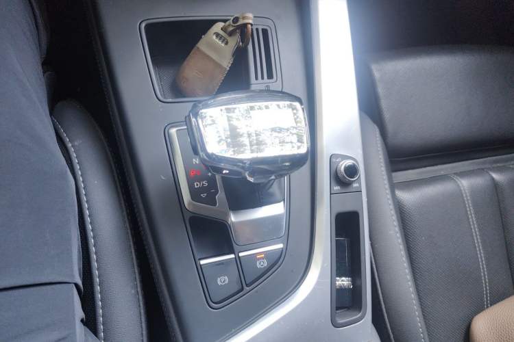 Used Audi A4L 2022 40 TFSI Luxury Dynamic Model Gear Lever