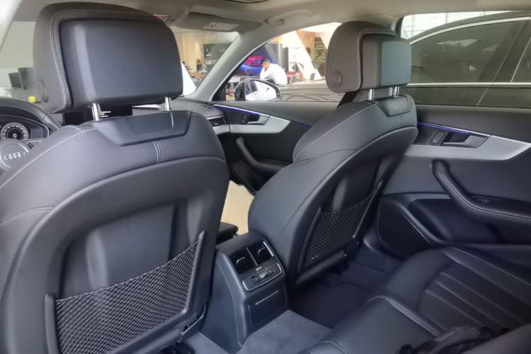 Used Audi A4L 2022 40 TFSI Luxury Dynamic Model Headliner