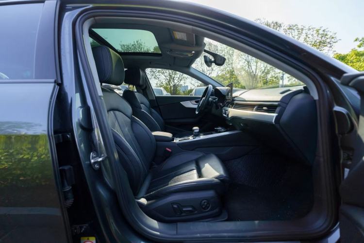 Used Audi A4L 2022 40 TFSI Luxury Dynamic Model Interior 3
