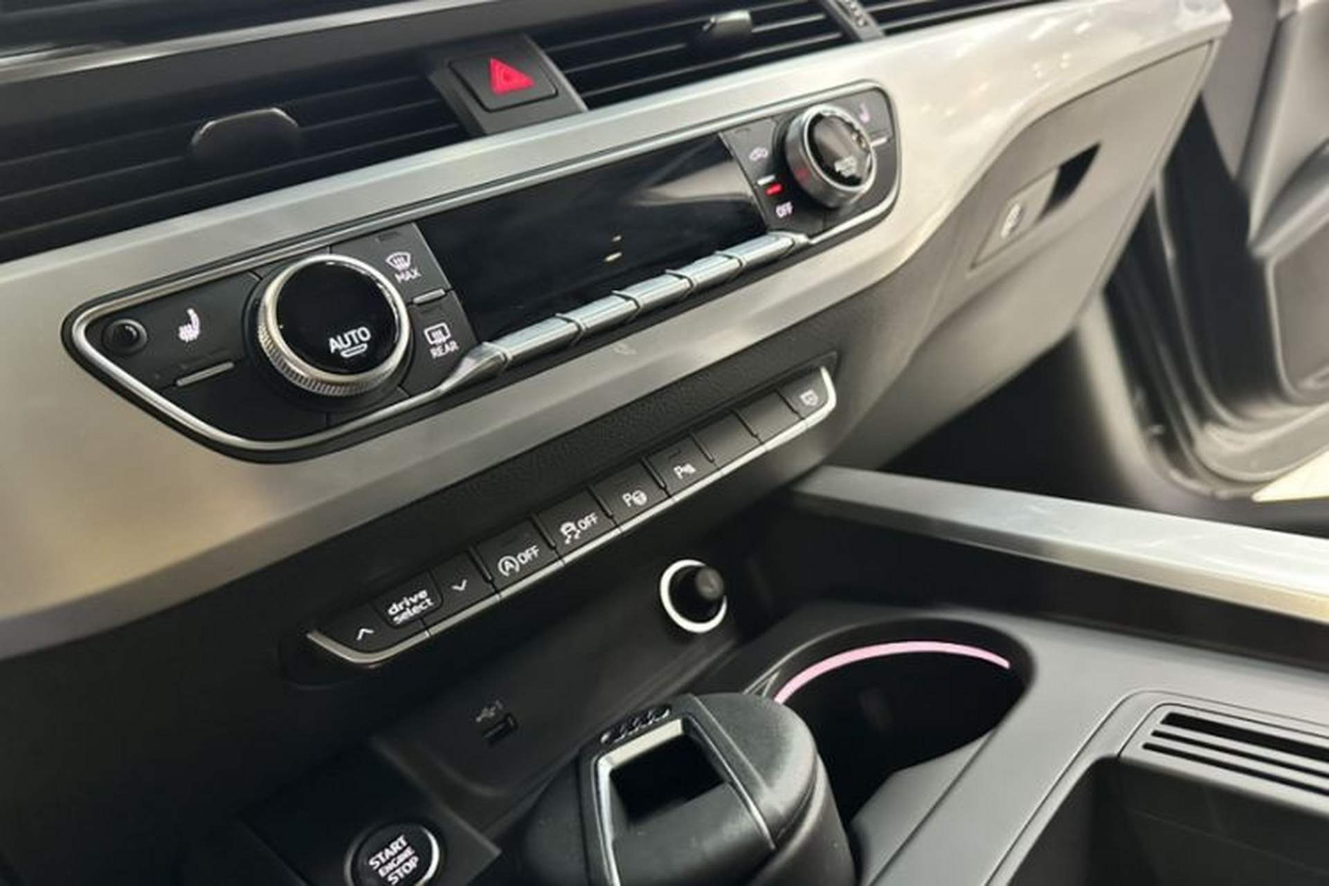 Used Audi A4L 2022 40 TFSI Luxury Dynamic Model Interior 4