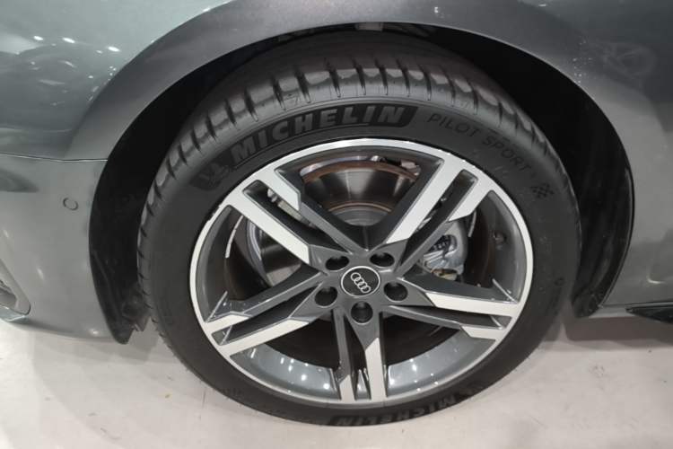 Used Audi A4L 2022 40 TFSI Luxury Dynamic Model Left Front Wheel Hub