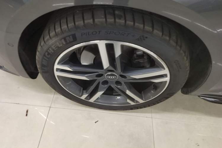 Used Audi A4L 2022 40 TFSI Luxury Dynamic Model Left Front Wheel Hub