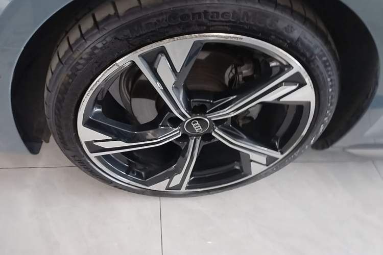 Used Audi A4L 2022 40 TFSI quattro RS Performance Package Left Front Wheel Hub