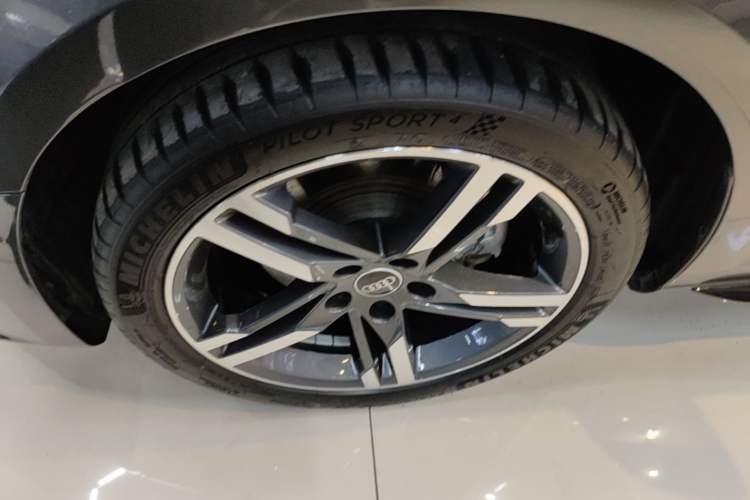 Used Audi A4L 2022 40 TFSI Luxury Dynamic Model Left Front Wheel Hub